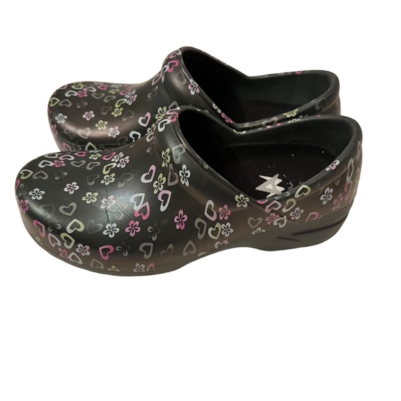 Anywhere Women’s Black Clogs With Hearts and Flowers Size 5 - Picture 6 of 6